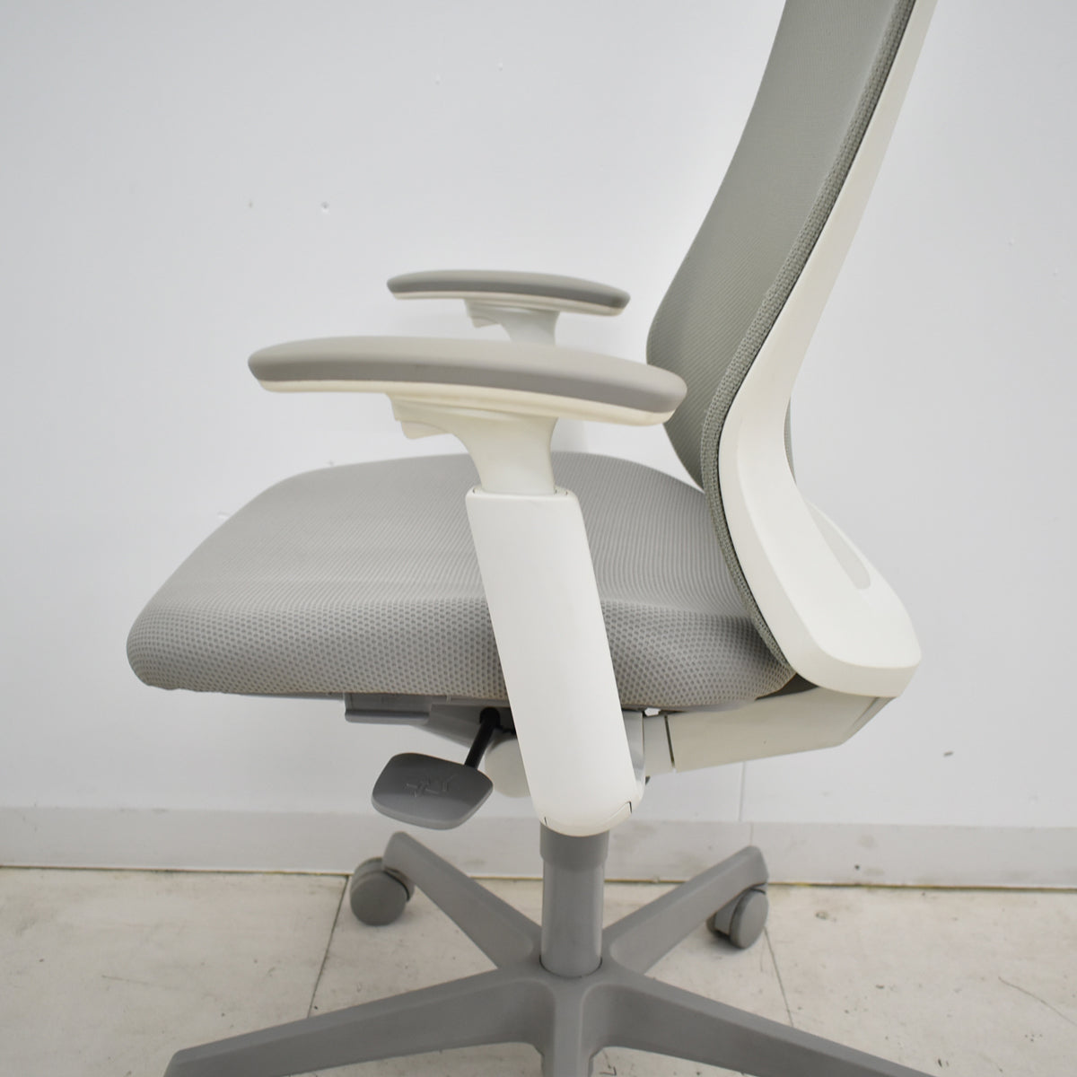 【中古】オカムラ フルーエントチェア ハイバック 可動肘 2025101405【中古オフィス家具】