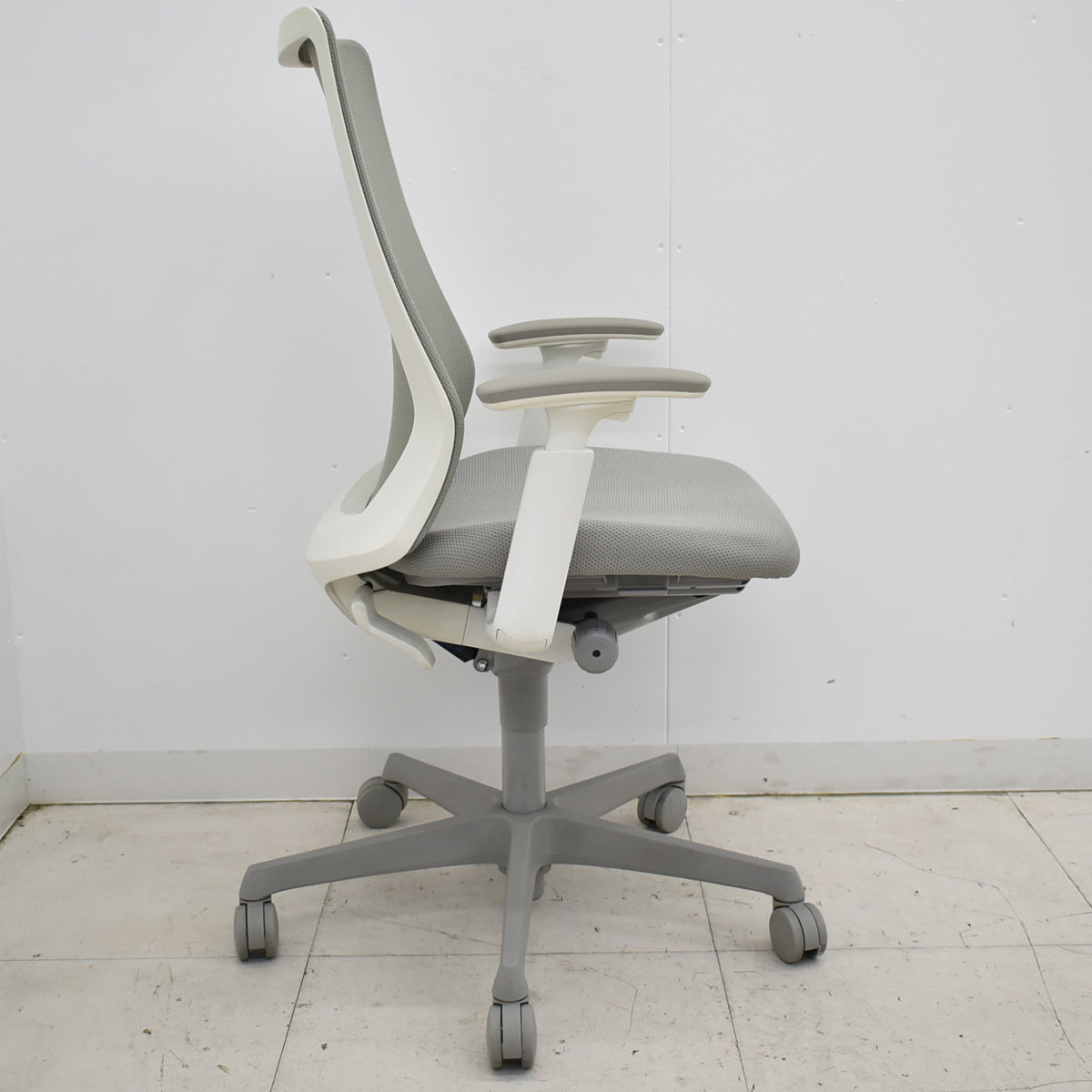 【中古】オカムラ フルーエントチェア ハイバック 可動肘 2025101405【中古オフィス家具】