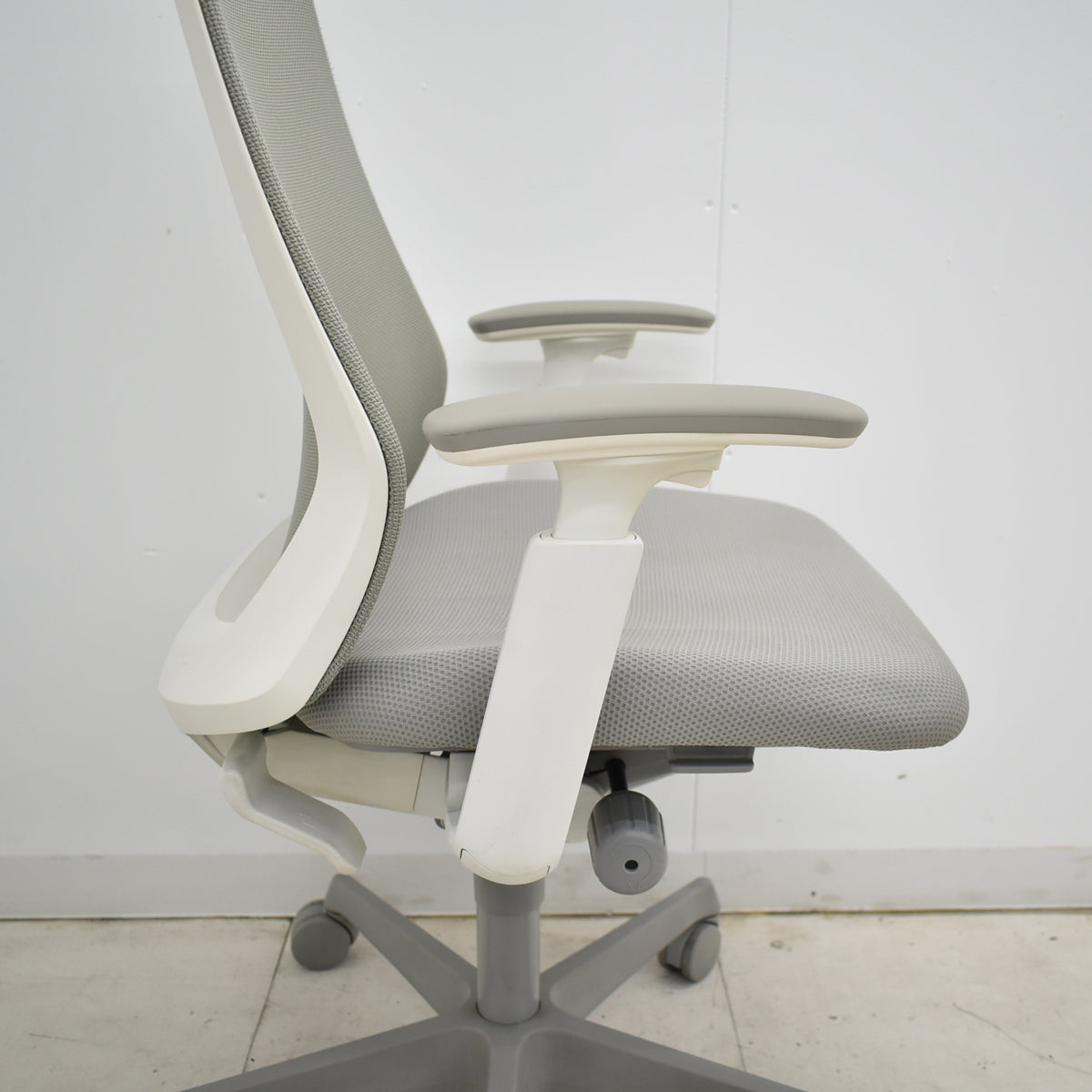 【中古】オカムラ フルーエントチェア ハイバック 可動肘 2025101405【中古オフィス家具】