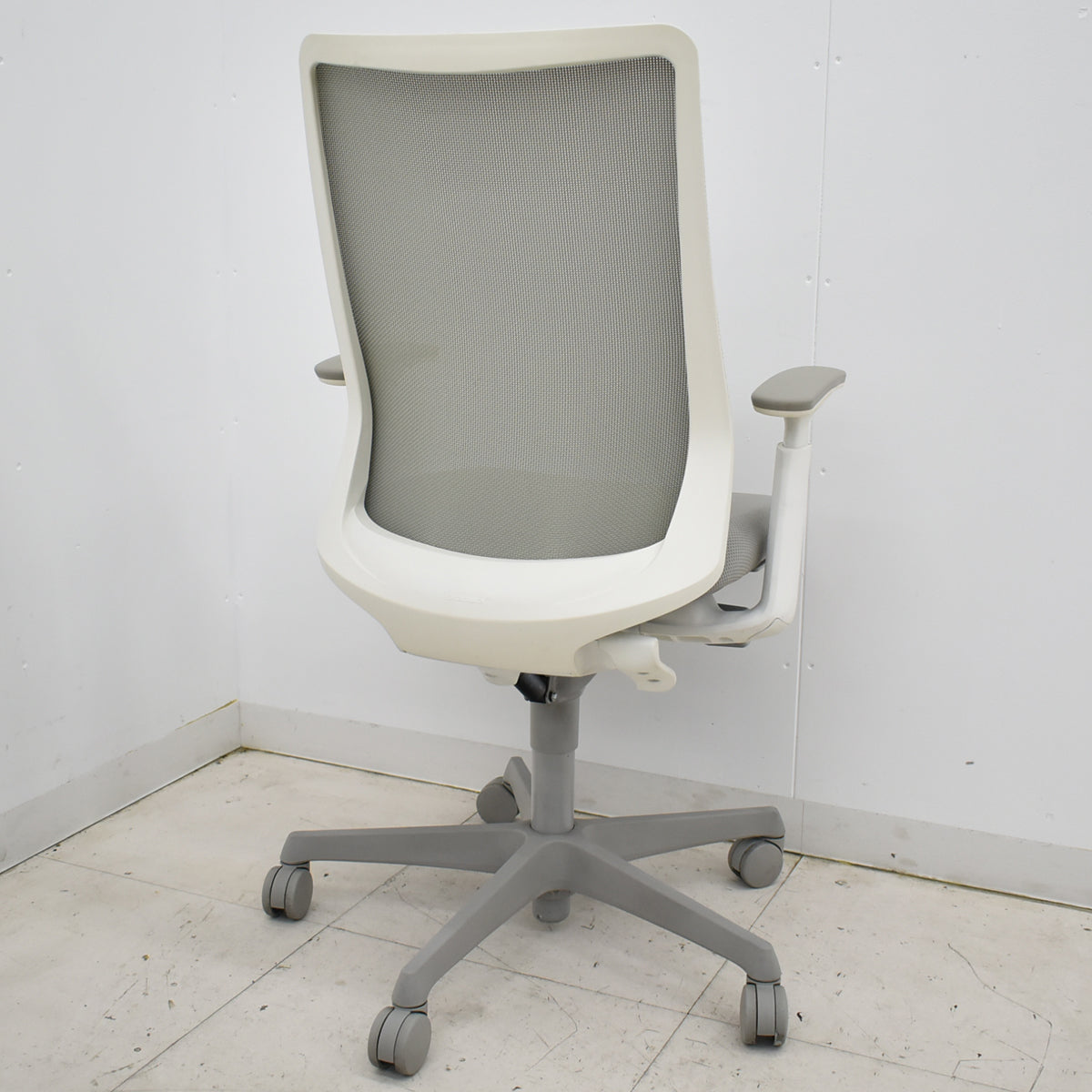 【中古】オカムラ フルーエントチェア ハイバック 可動肘 2025101405【中古オフィス家具】
