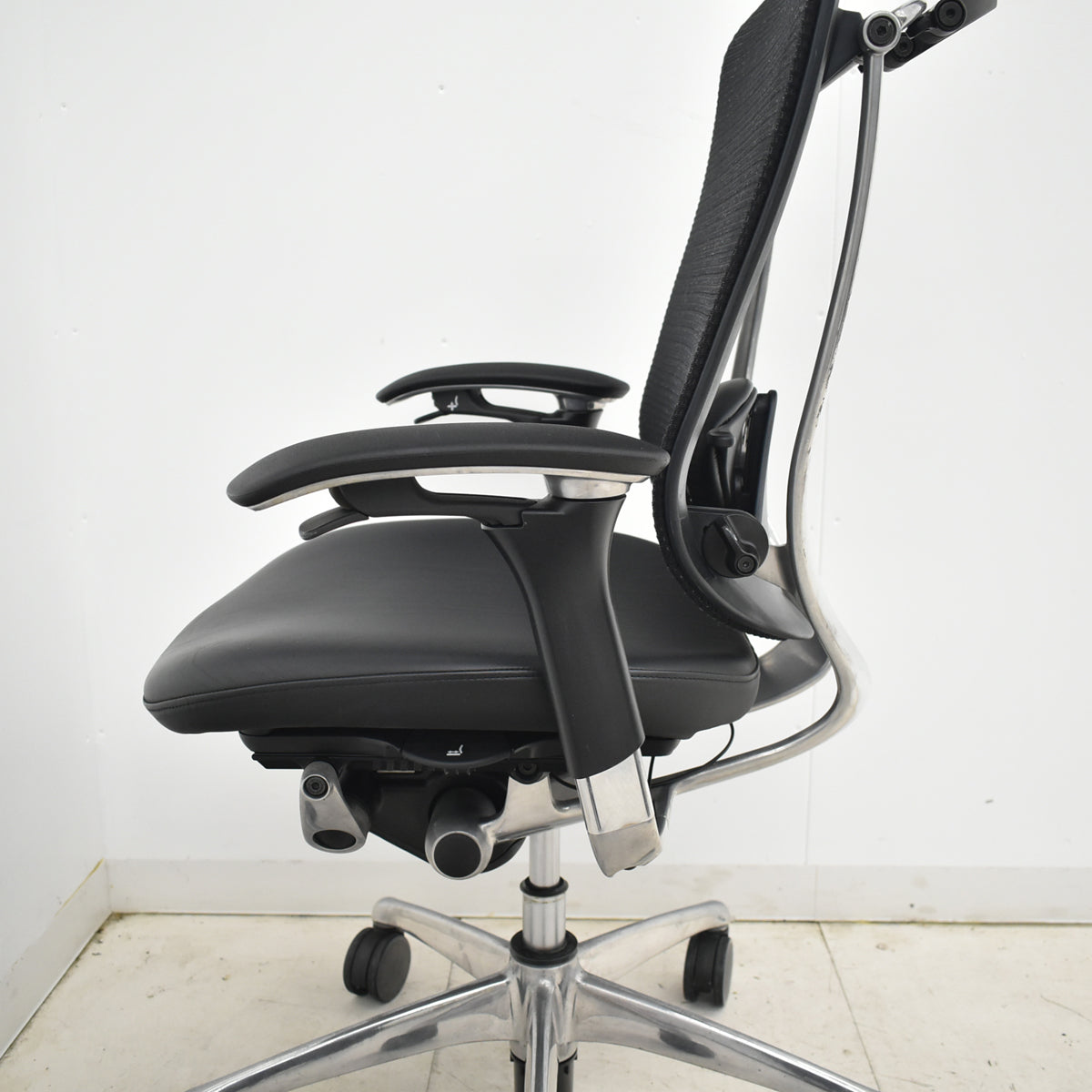 【中古】オカムラ コンテッサ 可動肘 ヘッドレスト ランバーサポート 革張り 肘パッド新品 2025101605【中古オフィス家具】