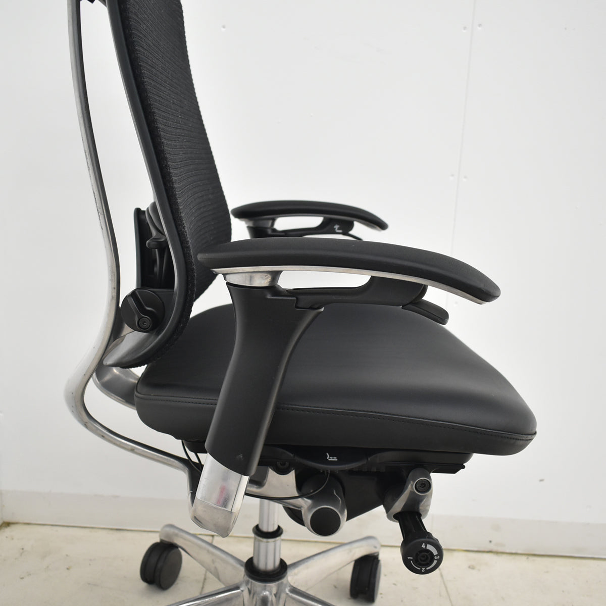 【中古】オカムラ コンテッサ 可動肘 ヘッドレスト ランバーサポート 革張り 肘パッド新品 2025101605【中古オフィス家具】