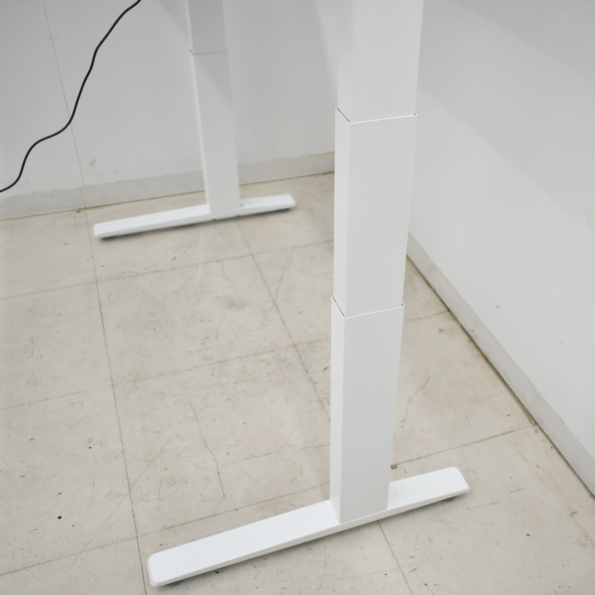 【中古】オカムラ スイフト 電動昇降デスク スムースフォルムエッジ コントロールボタンタイプ インジケーター付メモリー機能 幅1350 2025101701【中古オフィス家具】