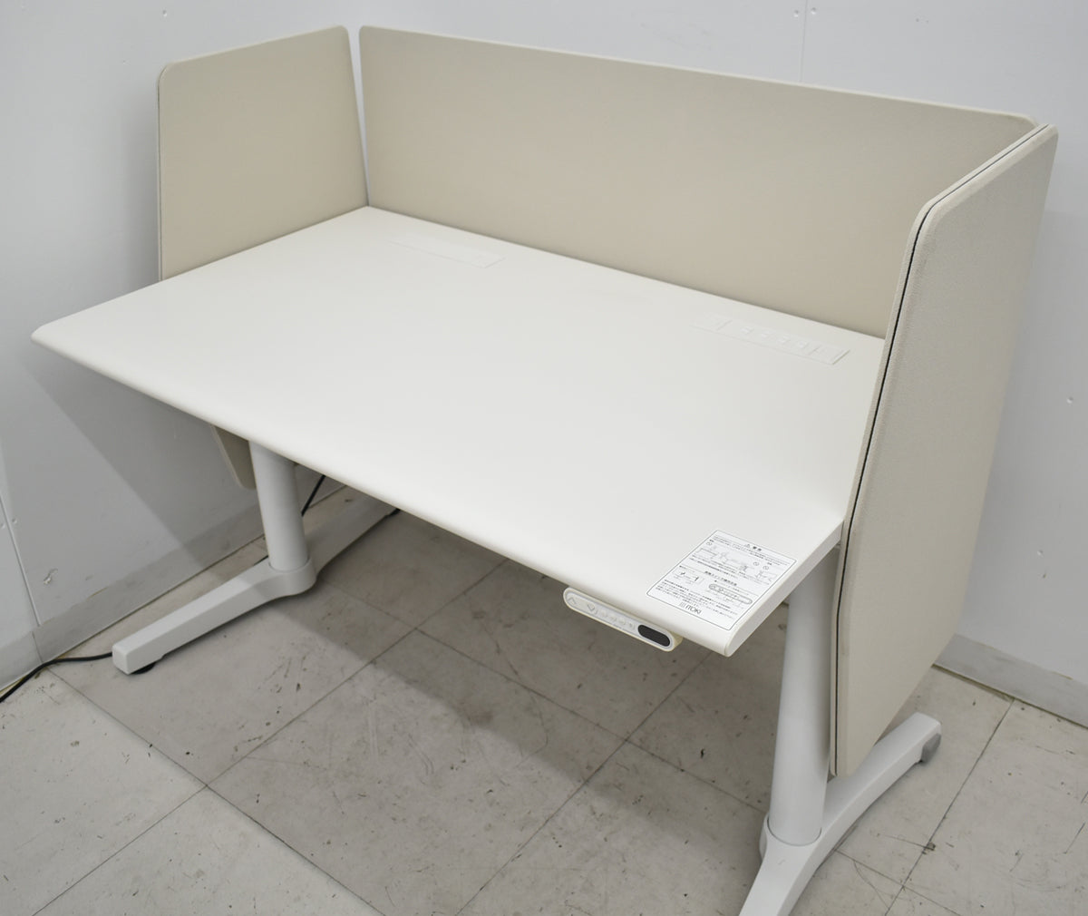 【中古】イトーキ トイロ 電動昇降デスク デスクトップパネル付 コントロールボタンタイプ インジケーターメモリ機能 幅1150 2025101705【中古オフィス家具】
