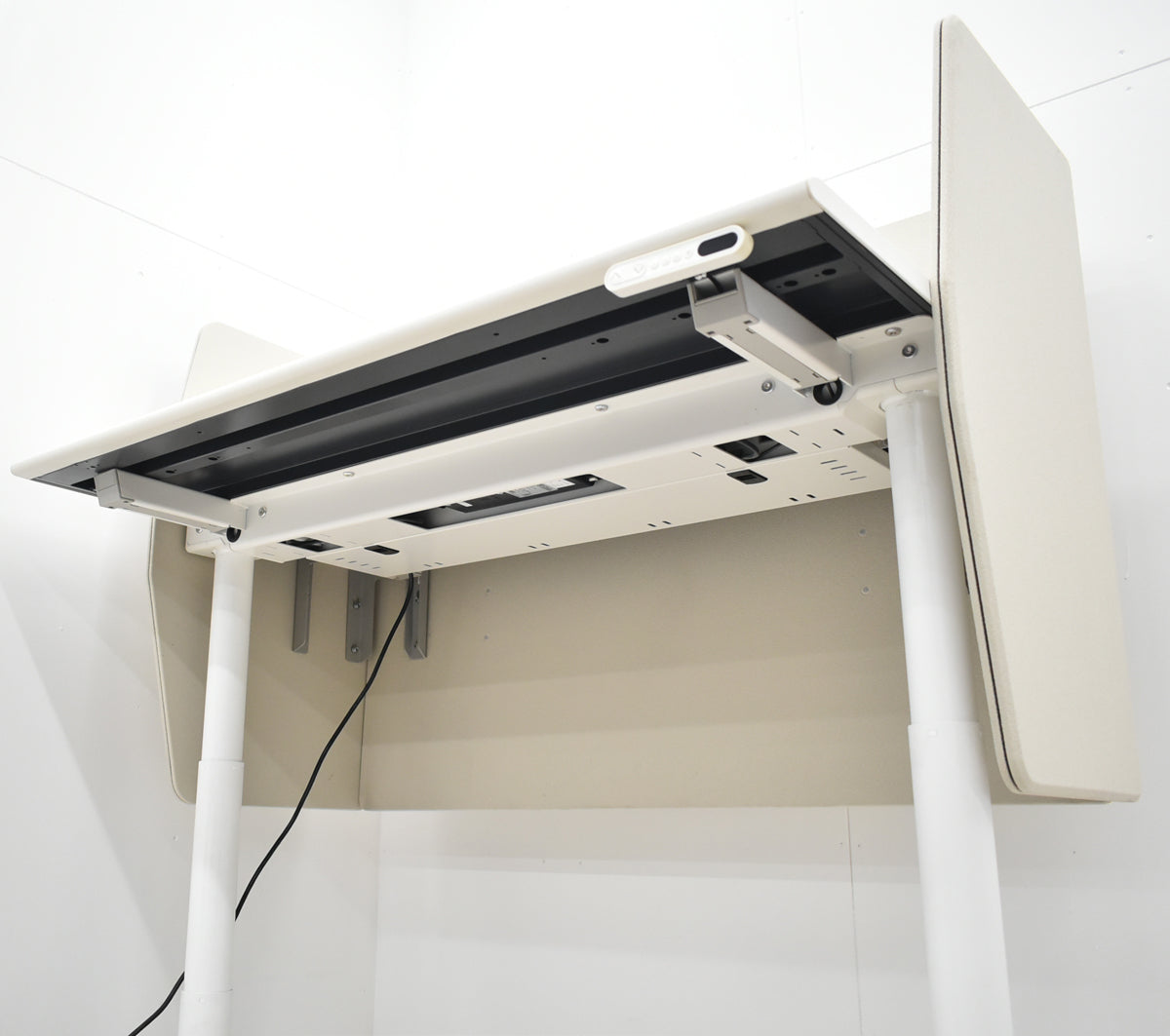 【中古】イトーキ トイロ 電動昇降デスク デスクトップパネル付 コントロールボタンタイプ インジケーターメモリ機能 幅1150 2025101705【中古オフィス家具】