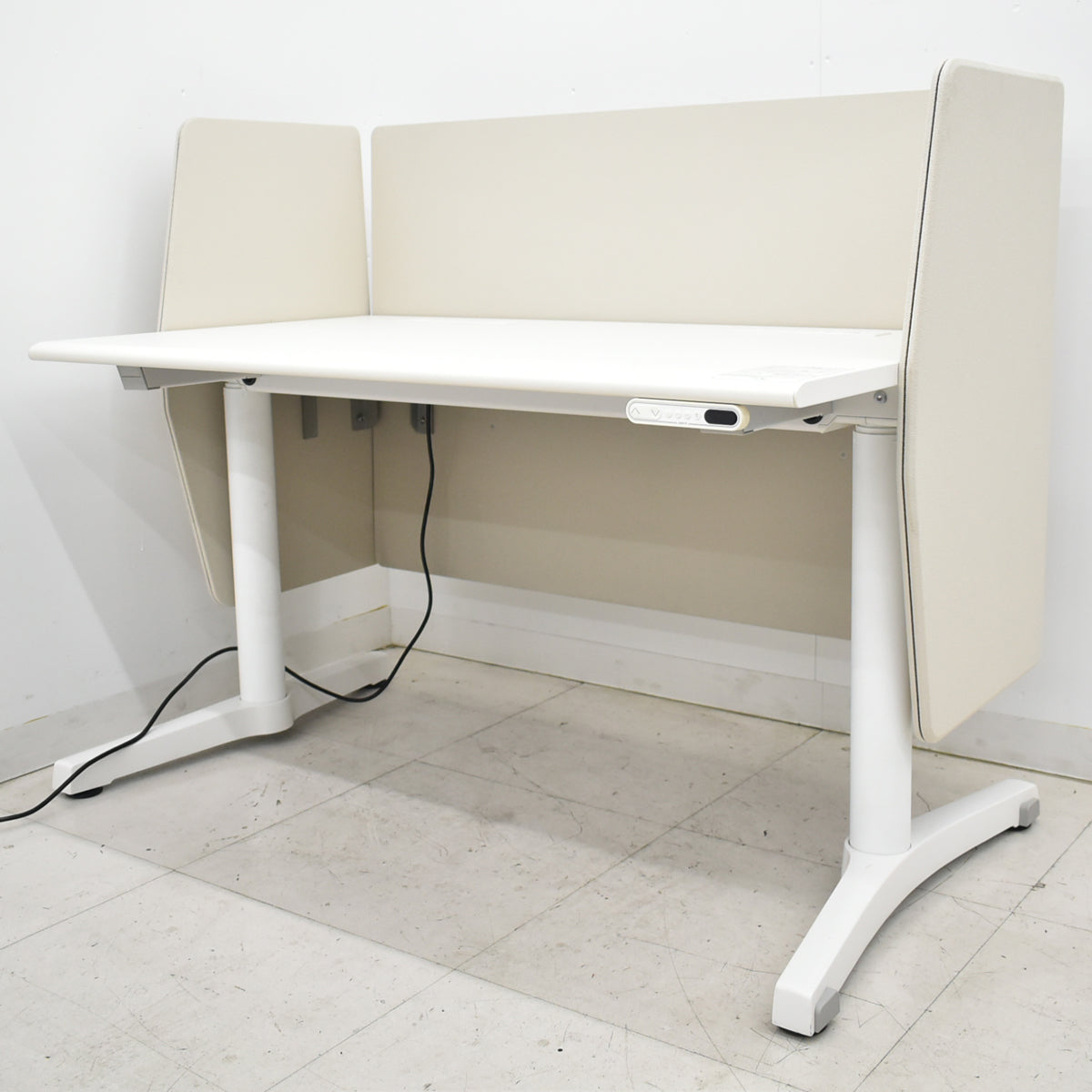 【中古】イトーキ トイロ 電動昇降デスク デスクトップパネル付 コントロールボタンタイプ インジケーターメモリ機能 幅1150 2025101705【中古オフィス家具】