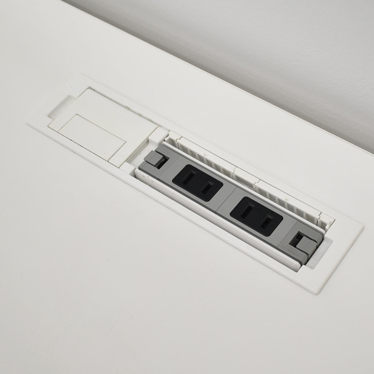 【中古】オカムラ スイフト 電動昇降デスク コントロールレバータイプ インジゲーターメモリー機能付 引き出し付 スムースフォルムエッジ マルチコンセントユニット1か所 幅1550 2025102308【中古オフィス家具】