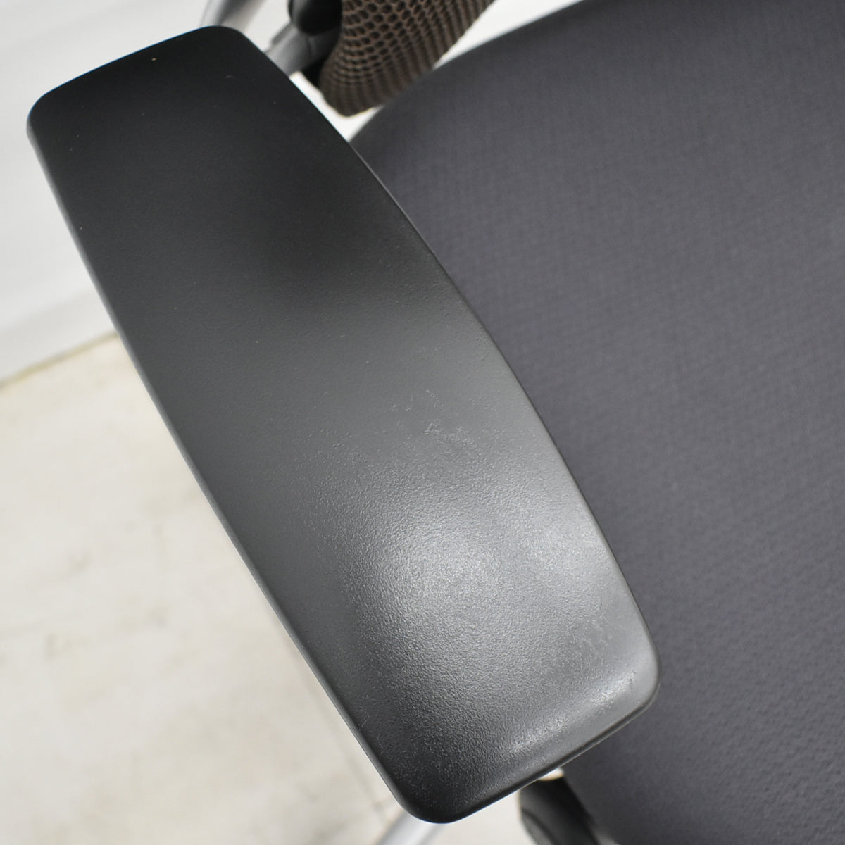 【中古】スチールケース リープV2 3Dニット 可動肘 ランバーサポート プラチナフレーム USモデル 2025102401【中古オフィス家具】