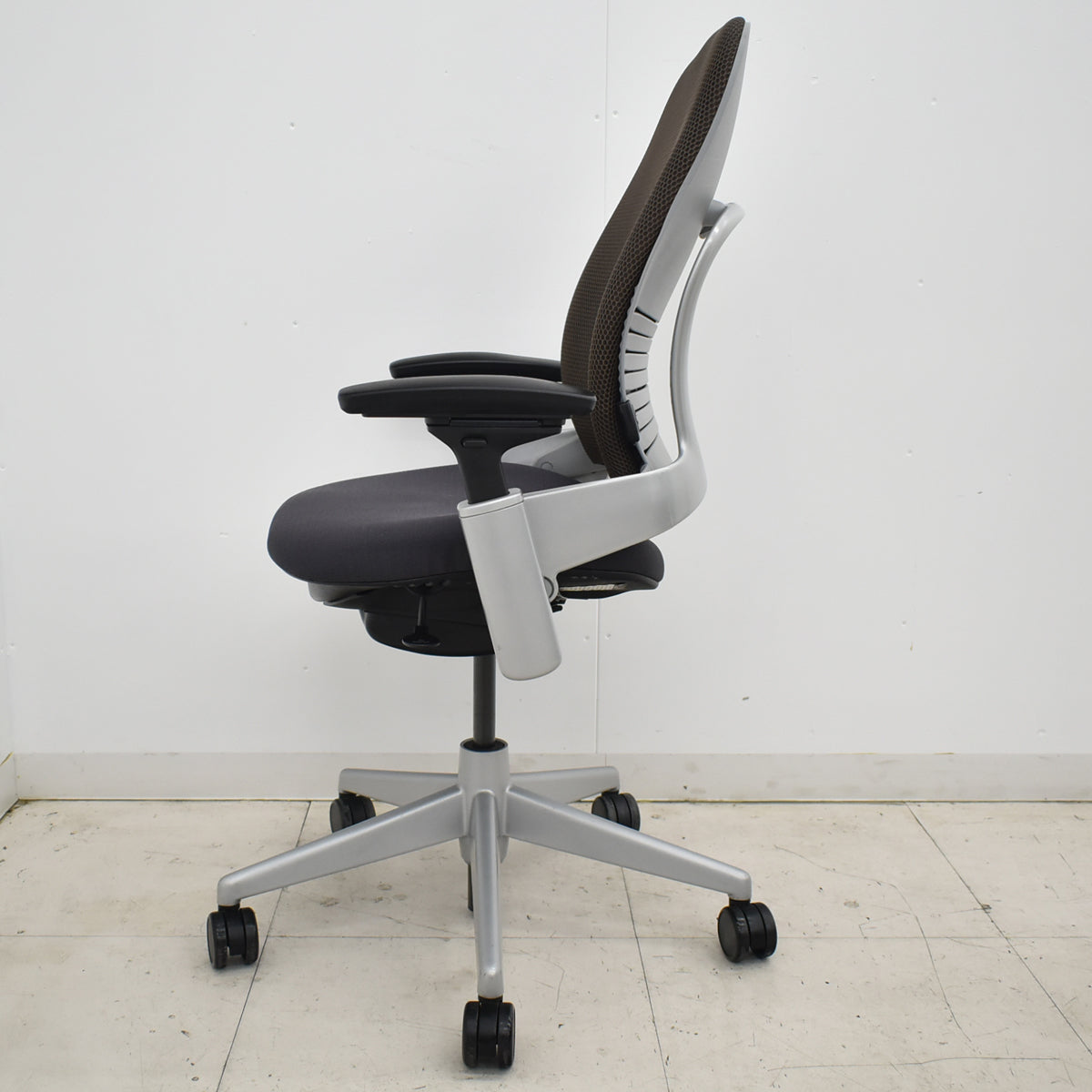 【中古】スチールケース リープV2 3Dニット 可動肘 ランバーサポート プラチナフレーム USモデル 2025102401【中古オフィス家具】