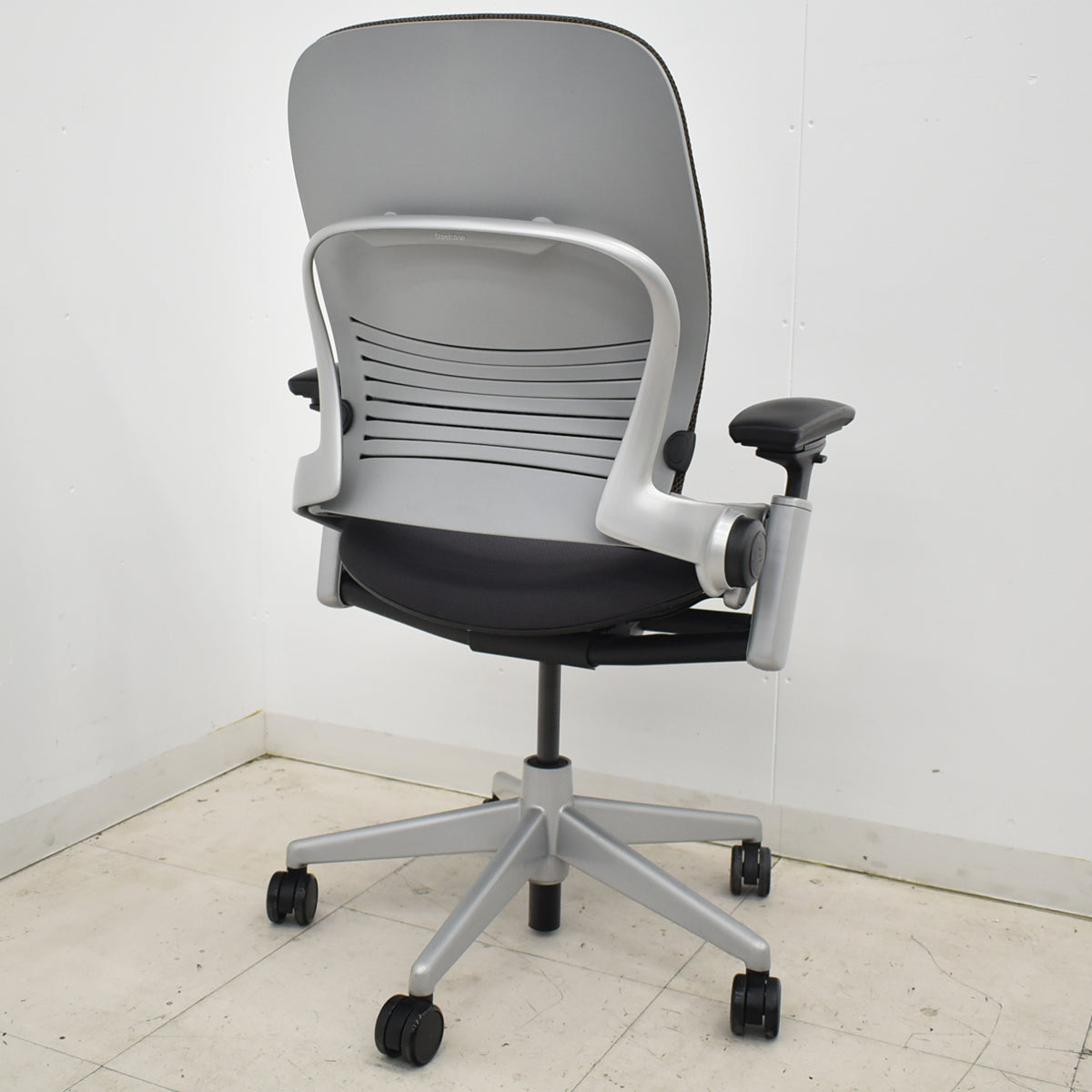 【中古】スチールケース リープV2 3Dニット 可動肘 ランバーサポート プラチナフレーム USモデル 2025102401【中古オフィス家具】
