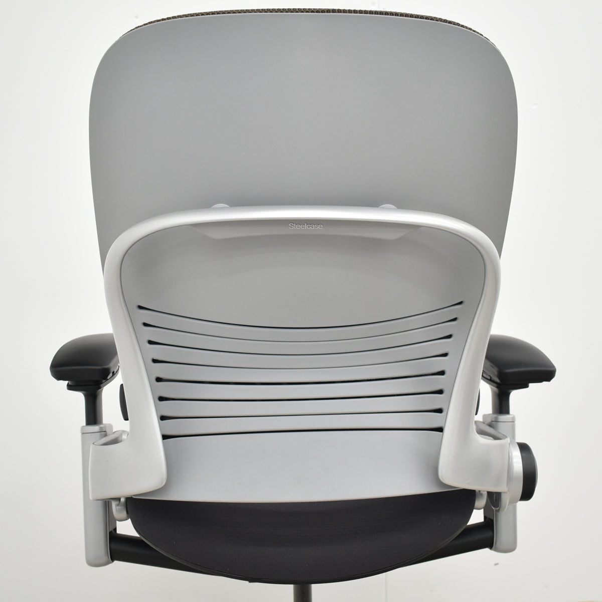 【中古】スチールケース リープV2 3Dニット 可動肘 ランバーサポート プラチナフレーム USモデル 2025102401【中古オフィス家具】