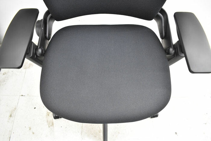 スチールケース リープV2 可動肘 USモデル 2023041104【中古オフィス家具】【中古】