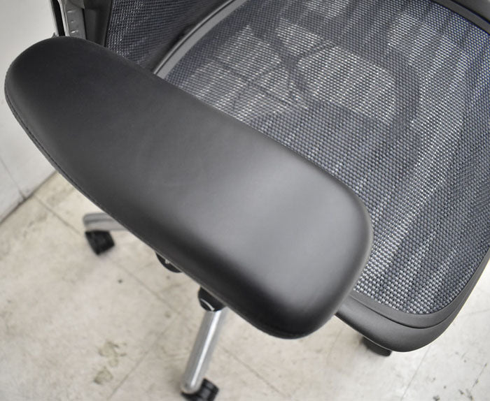 ハーマンミラー アーロンチェア Bサイズ フル装備 タキシードメッシュ ポスチャーフィット アルミポリッシュ 肘パット革張り 2023041506【中古オフィス家具】【中古】