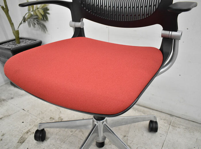 オカムラ グラータ 5本脚 ひじ掛け付き ガス昇降 ポリッシュ 2023042005【中古オフィス家具】【中古】