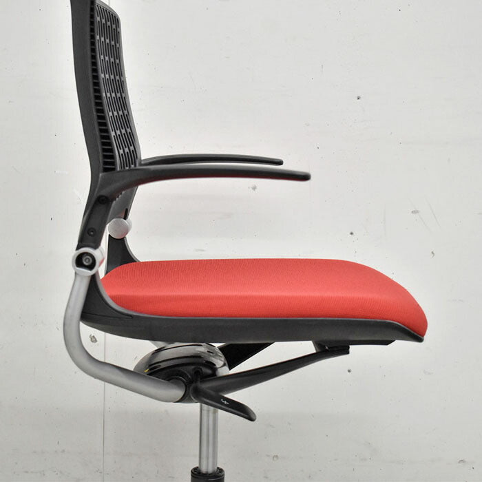 オカムラ グラータ 5本脚 ひじ掛け付き ガス昇降 ポリッシュ 2023042005【中古オフィス家具】【中古】