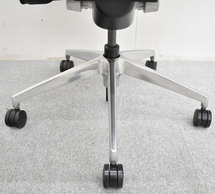 イトーキ ITOKI アクトチェア 4Dリンクアーム アルミポリッシュ脚 2019年製 2023052401【中古オフィス家具】【中古】
