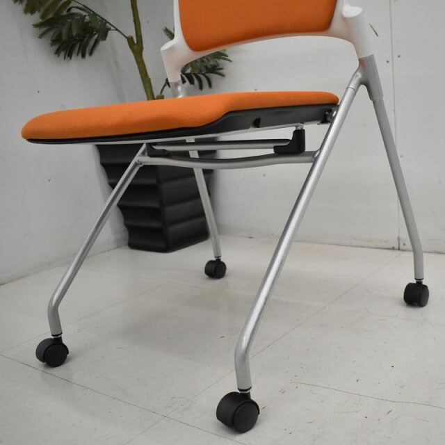 イトーキ マノスチェア アンバーオレンジ 2020081902【中古オフィス家具】【中古】