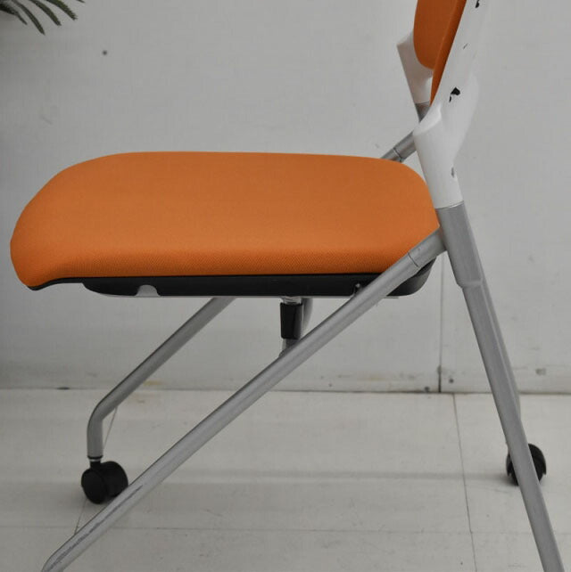 イトーキ マノスチェア アンバーオレンジ 2020081902【中古オフィス家具】【中古】