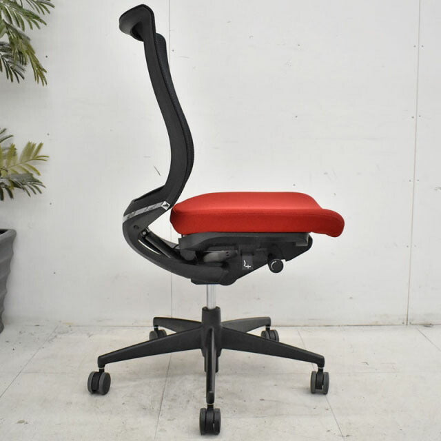 コクヨ ベゼル カーマイン×ブラック 肘なし 2018年製 2020121508【中古オフィス家具】【中古】