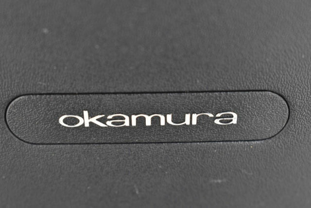 オカムラ オムネスチェア 固定肘 アルミ脚 ダークブラウン 2021091409【中古オフィス家具】【中古】