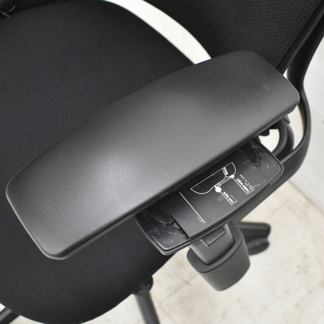 スチールケース リープチェア USモデル V2 可動肘 ブラック 2021093005【中古オフィス家具】【中古】