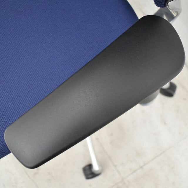 オカムラ バロン ハイバック 可動肘 新型肘パット ポリッシュ脚 ダークブルー 2021102806【中古オフィス家具】【中古】