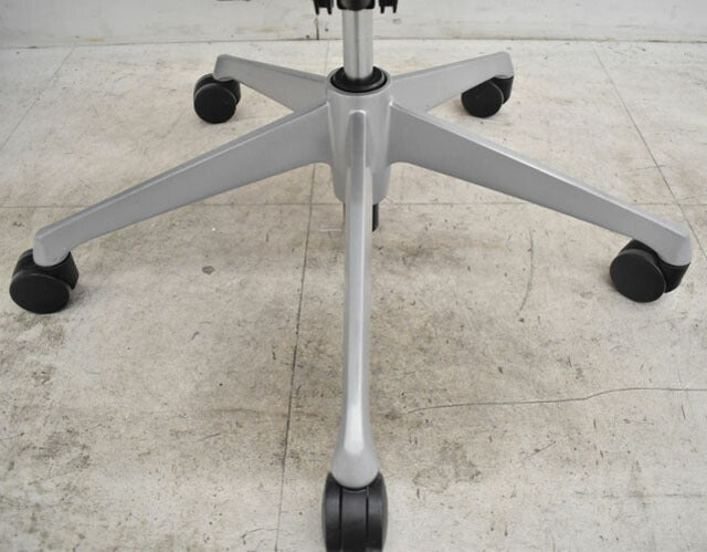 オカムラ バロン ハイバック 可動肘(新型肘パット) シルバー脚 2021112706【中古オフィス家具】【中古】
