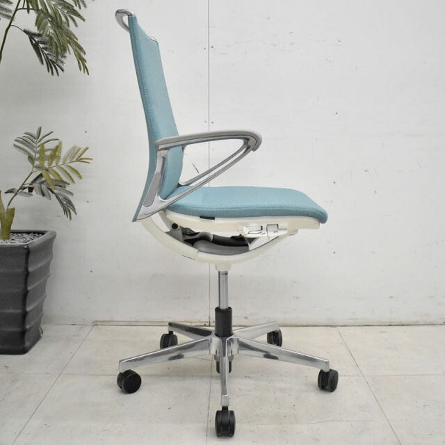 オカムラ モードチェア 固定肘 アルミポリッシュ脚 2016年製 2021122706【中古オフィス家具】【中古】