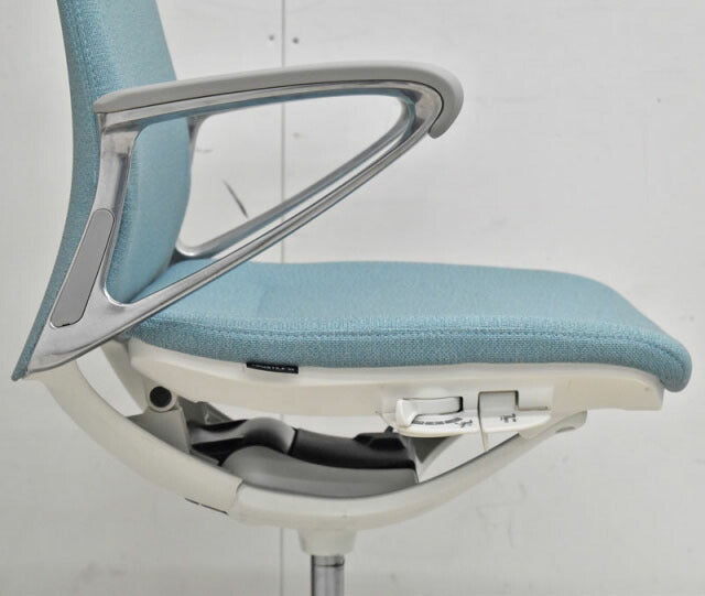 オカムラ モードチェア 固定肘 アルミポリッシュ脚 2016年製 2021122706【中古オフィス家具】【中古】