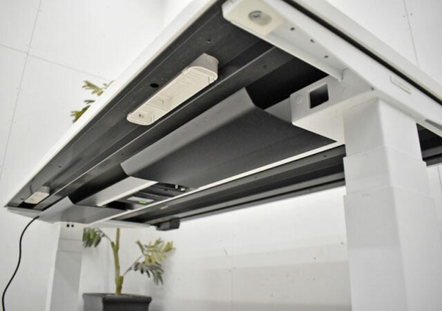 オカムラ スイフト 電動上下昇降デスク コントロールパネルレバータイプ 2019年製 W1350 2022040502【中古オフィス家具】【中古】