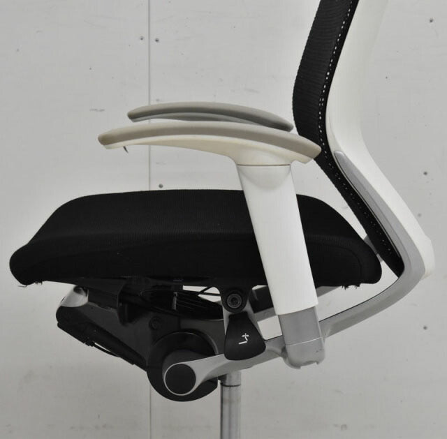 オカムラ バロン 可動肘 ローバック ホワイトフレーム シルバー脚 2022051901【中古オフィス家具】【中古】