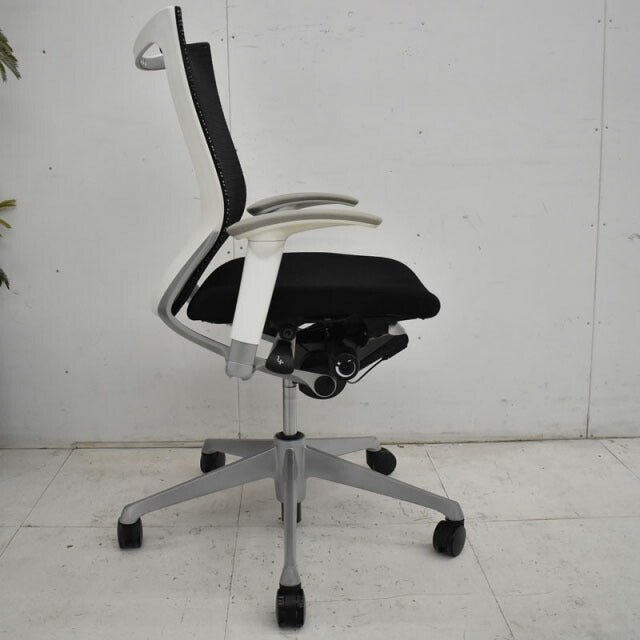 オカムラ バロン 可動肘 ローバック ホワイトフレーム シルバー脚 2022051901【中古オフィス家具】【中古】