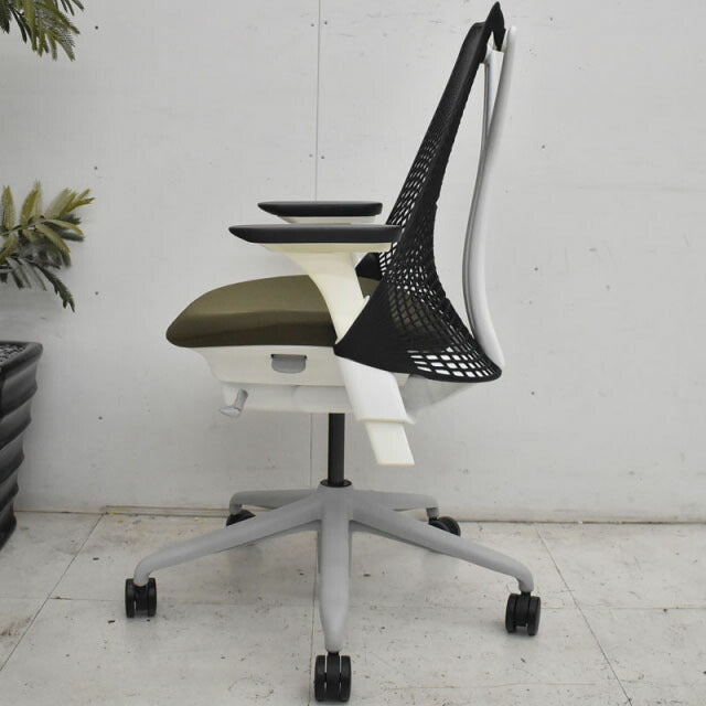 ハーマンミラー セイルチェア 可動肘 前傾機能付 ブラック×カーキ 2022072901【中古オフィス家具】【中古】