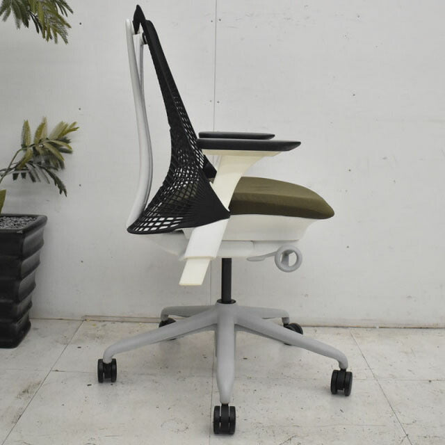 ハーマンミラー セイルチェア 可動肘 前傾機能付 ブラック×カーキ 2022072901【中古オフィス家具】【中古】