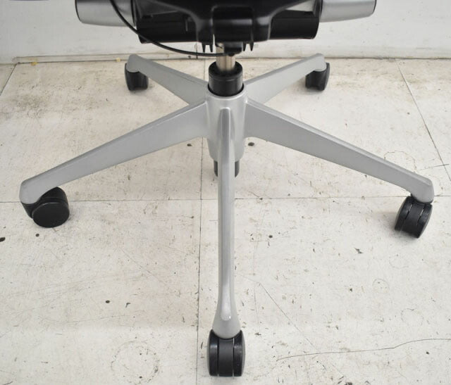 オカムラ バロン ローバック 可動肘(新型肘パット) シルバー脚 2022090301【中古オフィス家具】【中古】