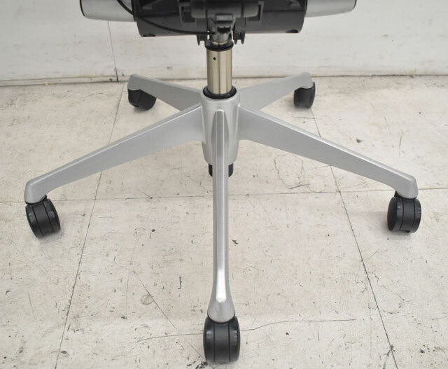 オカムラ バロン ハイバック 可動肘(肘パット新品) シルバー脚 2022110201【中古オフィス家具】【中古】