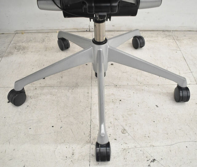 オカムラ バロン ローバック 可動肘(新型肘パット) シルバー脚 2022111702【中古オフィス家具】【中古】