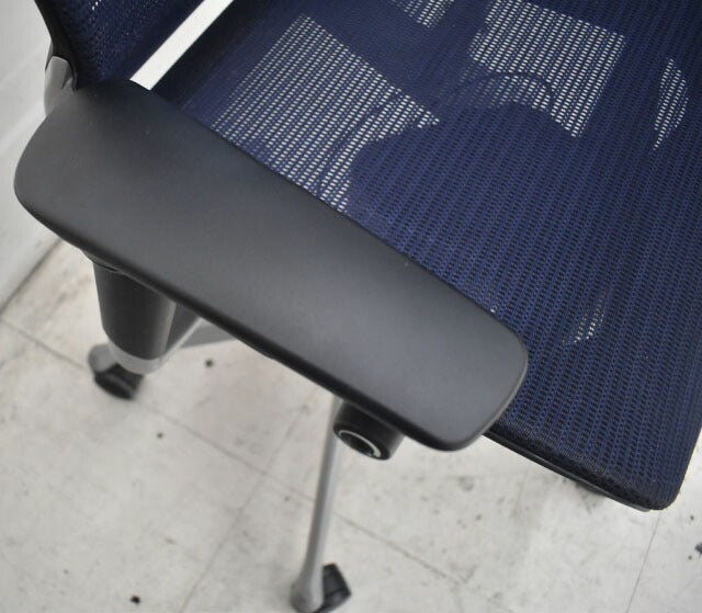 オカムラ バロン ローバック 可動肘(新型肘パット) シルバー脚 2022111703【中古オフィス家具】【中古】