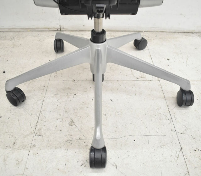 オカムラ バロン ローバック 可動肘(新型肘パット) シルバー脚 2022111703【中古オフィス家具】【中古】