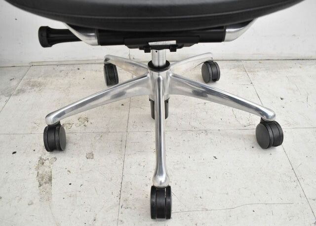 オカムラ コンテッサ ヘッドレスト 可動肘 革張り ポリッシュ脚 2023020401【中古オフィス家具】【中古】