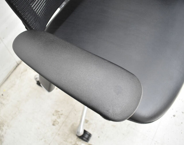 オカムラ コンテッサ ポリッシュ 可動肘付 ランバーサポート 革張り 2023030702【中古オフィス家具】【中古】