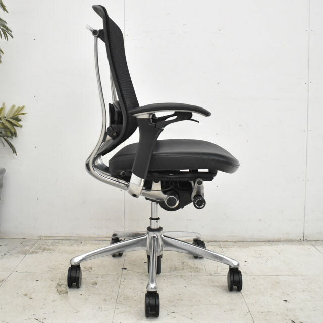 オカムラ コンテッサ ポリッシュ 可動肘付 ランバーサポート 革張り 2023030702【中古オフィス家具】【中古】