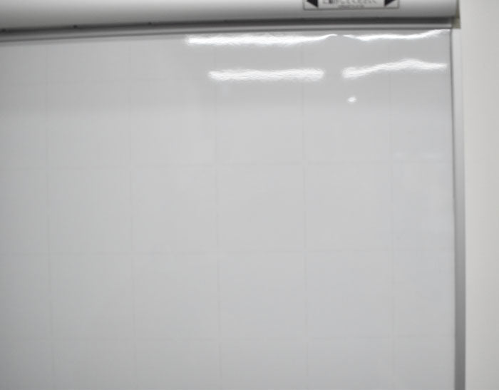 オカムラ　アルトトークシリーズ　自立式ホワイトボード　プロジェクター　キャスター付　W600　2023080203【中古オフィス家具】【中古】