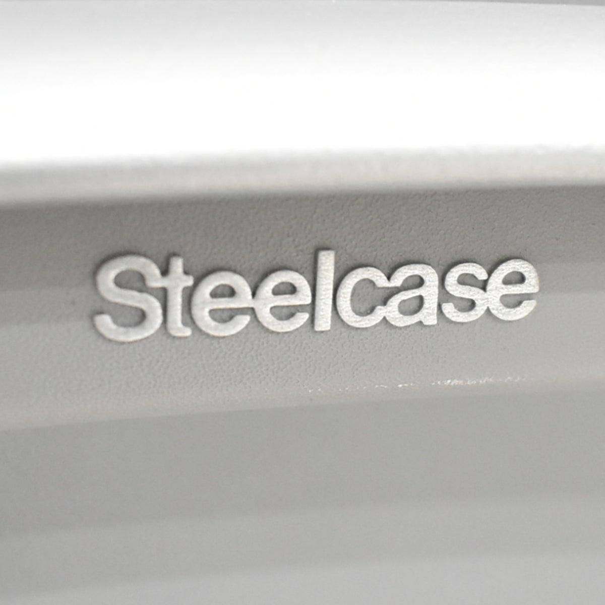 【中古】スチールケース　リープ Ｖ２　3Dニット プラチナフレーム　USモデル　ランバーサポート　可動肘（新型肘パット）USモデル　2021080401【中古オフィス家具】