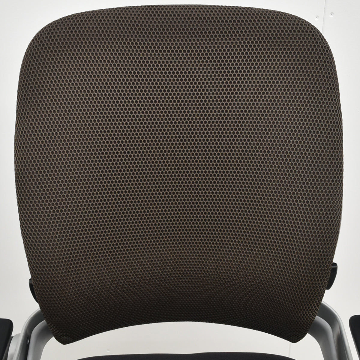 【中古】スチールケース　リープ Ｖ２　3Dニット プラチナフレーム　USモデル　ランバーサポート　可動肘（新型肘パット）USモデル　2021080401【中古オフィス家具】