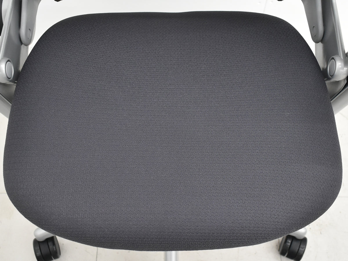 【中古】スチールケース　リープ Ｖ２　3Dニット プラチナフレーム　USモデル　ランバーサポート　可動肘（新型肘パット）USモデル　2021080401【中古オフィス家具】