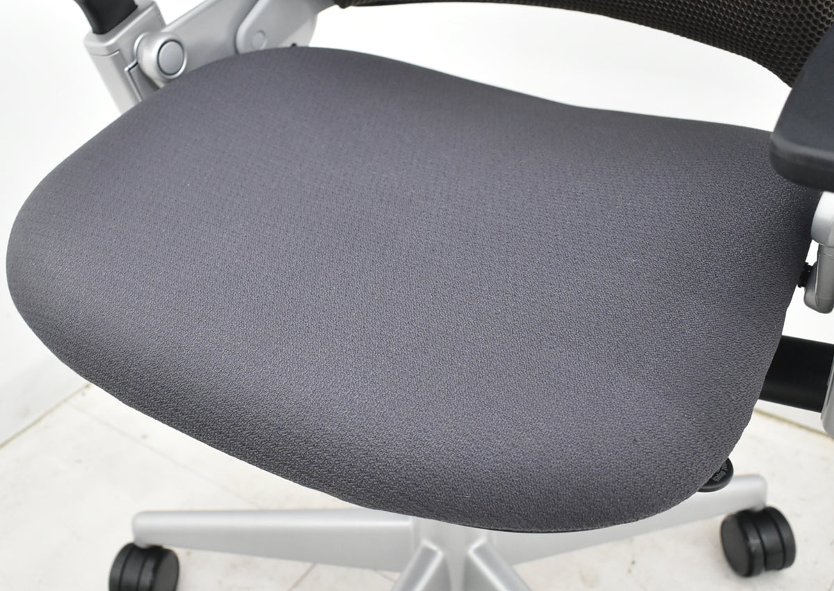 【中古】スチールケース　リープ Ｖ２　3Dニット プラチナフレーム　USモデル　ランバーサポート　可動肘（新型肘パット）USモデル　2021080401【中古オフィス家具】