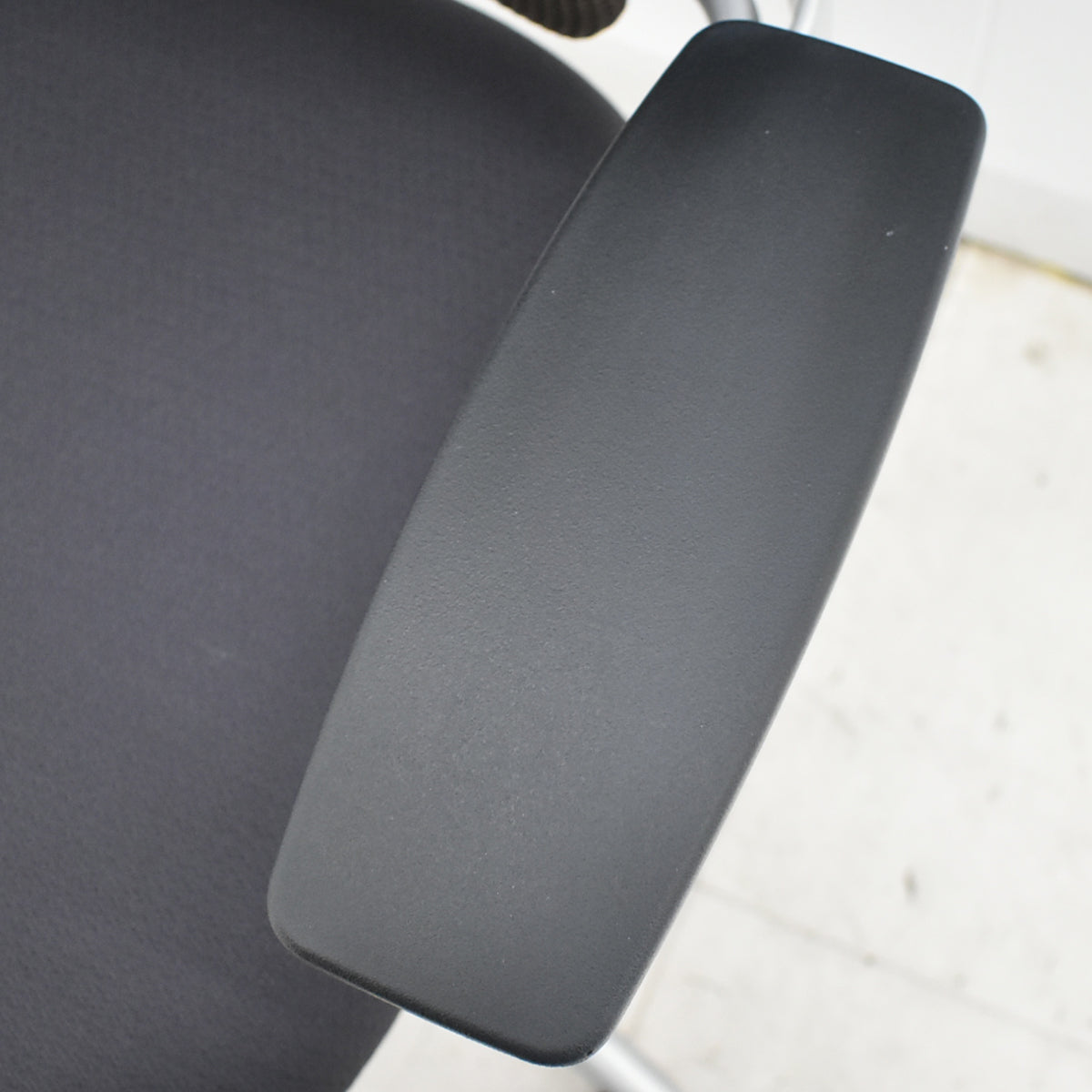 【中古】スチールケース　リープ Ｖ２　3Dニット プラチナフレーム　USモデル　ランバーサポート　可動肘（新型肘パット）USモデル　2021080401【中古オフィス家具】