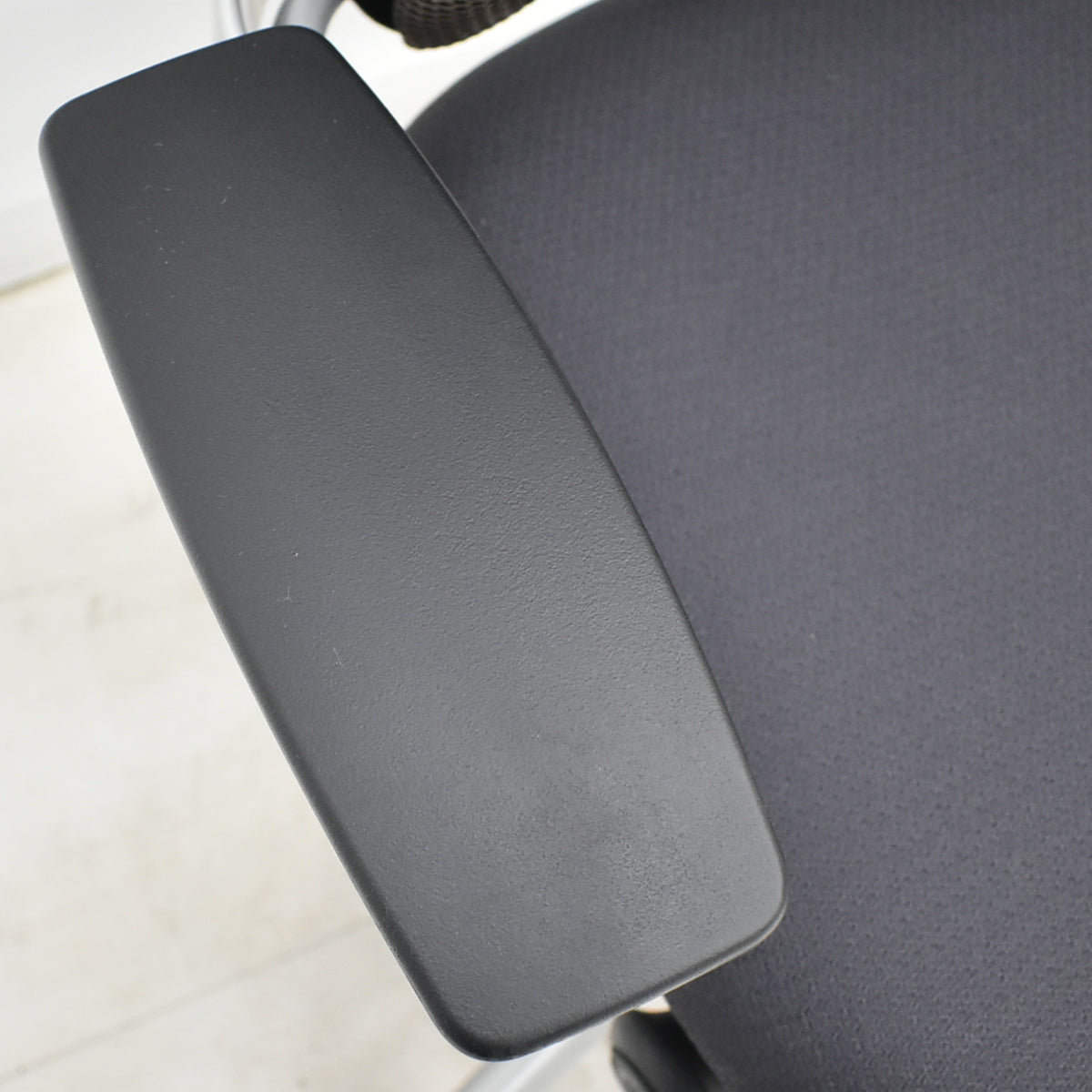 【中古】スチールケース　リープ Ｖ２　3Dニット プラチナフレーム　USモデル　ランバーサポート　可動肘（新型肘パット）USモデル　2021080401【中古オフィス家具】