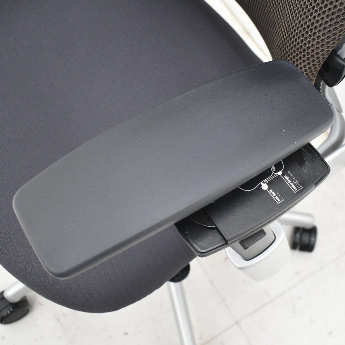 【中古】スチールケース　リープ Ｖ２　3Dニット プラチナフレーム　USモデル　ランバーサポート　可動肘（新型肘パット）USモデル　2021080401【中古オフィス家具】